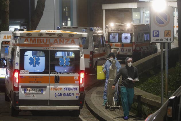 Coronavirus in Italien, Krankenwagen vor dem am Cotugno Krankenhaus in Neapel Ambulances lined up in front of the emergency room of the Cotugno Infectious hospital stormed due to the new wave of coronavirus infections, especially due to the Covid-19 Omicron variant.  Copyright: xSalvatorexLaportax xIPAx xKontrolabx