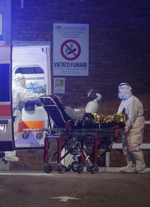 Coronavirus in Italien, Krankenwagen vor dem am Cotugno Krankenhaus in Neapel Ambulances lined up in front of the emergency room of the Cotugno Infectious hospital stormed due to the new wave of coronavirus infections, especially due to the Covid-19 Omicron variant.  Copyright: xSalvatorexLaportax xIPAx xKontrolabx