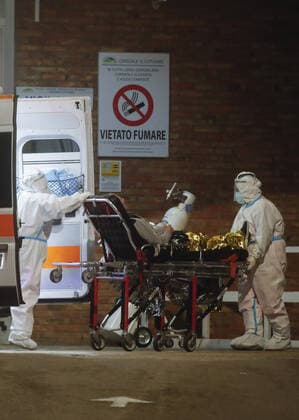 Coronavirus in Italien, Krankenwagen vor dem am Cotugno Krankenhaus in Neapel Ambulances lined up in front of the emergency room of the Cotugno Infectious hospital stormed due to the new wave of coronavirus infections, especially due to the Covid-19 Omicron variant.  Copyright: xSalvatorexLaportax xIPAx xKontrolabx