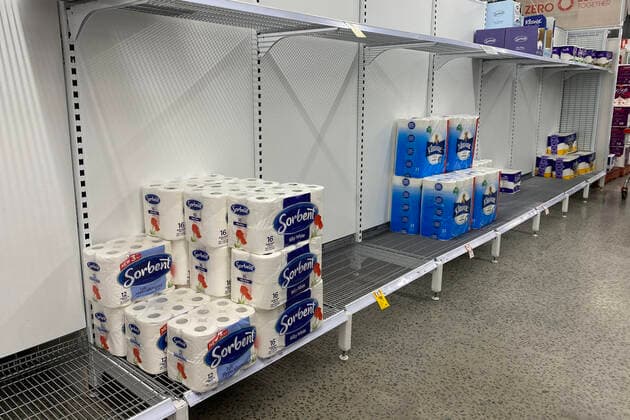 EMPTY SUPERMARKET SELVES SYDNEY, Empty shelves of toilet paper are seen at a supermarket in Sydney, Friday, January 7, 2022. The recent spike in Covid19 infections has caused major logistical disruptions, with staff members, truck drivers and distribution centre workers among those forced to stay at home with the virus or awaiting test results. ( NO ARCHIVING, EDITORIAL USE ONLY, NO USE IN BOOKS WITHOUT CONSENT SYDNEY NSW AUSTRALIA  Copyright: xMICKxTSIKASx 20220107001611363298