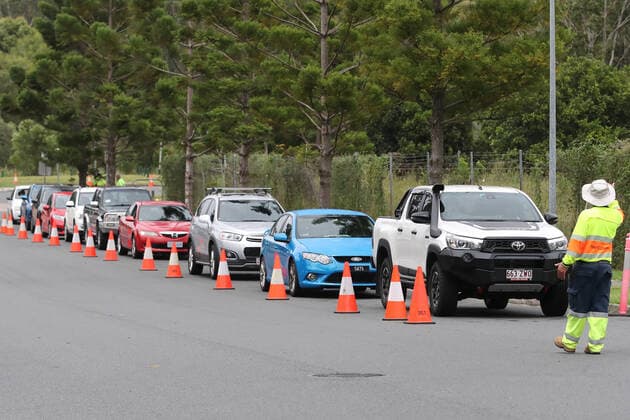 QLD CORONAVIRUS COVID19, Cars line up at a testing site in Brisbane, Friday, January 7, 2022. Queensland has recorded 10,953 new COVID-19 cases as the state considers delaying the return of primary school students to class. ( NO ARCHIVING, EDITORIAL USE ONLY, NO USE IN BOOKS WITHOUT CONSENT BRISBANE QLD AUSTRALIA  Copyright: xJONOxSEARLEx 20220107001611407420