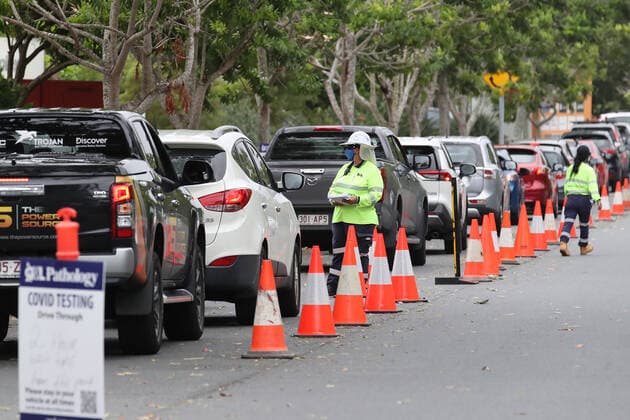 QLD CORONAVIRUS COVID19, Cars line up at a testing site in Brisbane, Friday, January 7, 2022. Queensland has recorded 10,953 new COVID-19 cases as the state considers delaying the return of primary school students to class. ( NO ARCHIVING, EDITORIAL USE ONLY, NO USE IN BOOKS WITHOUT CONSENT BRISBANE QLD AUSTRALIA  Copyright: xJONOxSEARLEx 20220107001611407483
