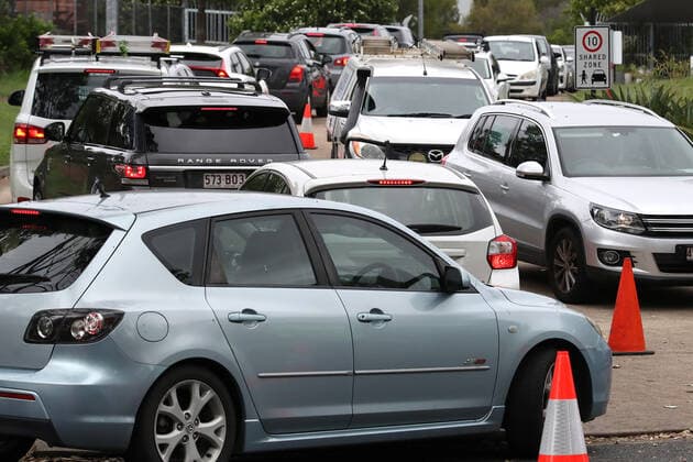QLD CORONAVIRUS COVID19, Cars line up at a testing site in Brisbane, Friday, January 7, 2022. Queensland has recorded 10,953 new COVID-19 cases as the state considers delaying the return of primary school students to class. ( NO ARCHIVING, EDITORIAL USE ONLY, NO USE IN BOOKS WITHOUT CONSENT BRISBANE QLD AUSTRALIA  Copyright: xJONOxSEARLEx 20220107001611407505