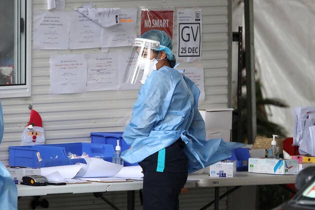 QLD CORONAVIRUS COVID19, Health workers attend a Covid19 testing site in Brisbane, Friday, January 7, 2022. Queensland has recorded 10,953 new COVID-19 cases as the state considers delaying the return of primary school students to class. ( NO ARCHIVING, EDITORIAL USE ONLY, NO USE IN BOOKS WITHOUT CONSENT BRISBANE QLD AUSTRALIA  Copyright: xJONOxSEARLEx 20220107001611410944