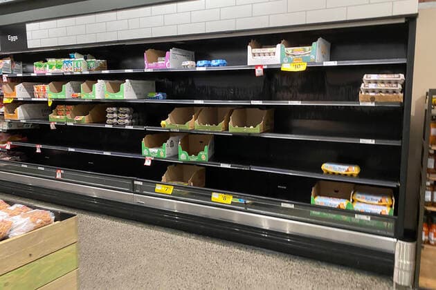 EMPTY SUPERMARKET SELVES SYDNEY, Empty shelves of eggs are seen at a supermarket in Sydney, Friday, January 7, 2022. The recent spike in Covid19 infections has caused major logistical disruptions, with staff members, truck drivers and distribution centre workers among those forced to stay at home with the virus or awaiting test results. ( NO ARCHIVING, EDITORIAL USE ONLY, NO USE IN BOOKS WITHOUT CONSENT SYDNEY NSW AUSTRALIA  Copyright: xMICKxTSIKASx 20220107001611363284