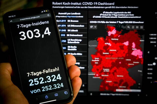 Coronavirus in Germany Covid 19 Dashboard of the Robert Koch Institute 07 01 2022 Robert Koch Institute 7 days Incidence 303.4 7 days Number of cases 252 324 COVID 19 Cases 7 417 995 Addition of 56 335 compared to previous day COVID 19 Deaths 113 632 Addition of 264 compared to previous day