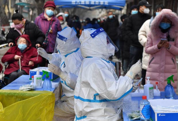 (220107) -- ZHENGZHOU, Jan. 7, 2022 -- Medical workers take swab samples for COVID-19 tests at a testing site in Zhengzhou, central China s Henan Province, Jan. 7, 2022. Zhengzhou City, capital of central China s Henan Province, reported 42 new locally transmitted COVID-19 confirmed cases as of 8 a.m. Friday, local authorities said. The confirmed cases, ranging from two to 66 years old, are all scattered in different districts of the city. They have mild symptoms and are in stable condition. ) CHINA-HENAN-ZHENGZHOU-COVID-19-TEST (CN) LixJianan