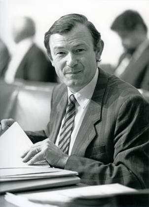 Günther Beckstein, CSU, Staatssekretaer, späterer Bayerischer Ministerpräsident, München, 1989 DEU, Deutschland, München, 1989, Dr. Guenther Beckstein, geb. 1943, Porträt, Portrait, Staatssekretaer im Bayerischen Innenministerium, auf der Regierungsbank, Bayerischer Landtag, CSU, CSU-Politiker, später 2007-2008 Bayerischer Ministerpraesident, Politik, Politiker, Persoenlichkeit, Beckstein, Bayern, bayerisch, Geschichte, Zeitgeschichte, 1980er, 80er Jahre, Achtziger Jahre, historisch, *** Günther Beckstein, CSU, State Secretary, later Bavarian Minister President, Munich, 1989 DEU, Germany, Munich, 1989, Dr Guenther Beckstein, born 1943, portrait, portrait, State Secretary in the Bavarian Ministry of the Interior, on the government ben