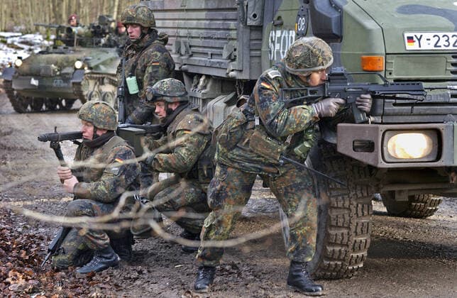 Bundeswehr-Übung, Vorbereitung auf den Afghanistan-Einsatz, Hammelburg, Januar 2002 Hammelburg, 23.01.2002, Fallschirmjäger-Batallion 313, stationiert in Varel, bereitet sich in der Infanterieschule Hammelburg (Bayern) auf Afghanistan-Einsatz vor, sollen als Teil des deutschen Kontingents der UN-Friedensmission ISAF im Februar nach Kabul verlegt werden, Manoever auf Truppenuebungsplatz, Szenario Hinterhalt, Kolonne wird bei Fahrt durch huegeliges Waldgelaende angegriffen, schiessen zurueck, im Gelaende, Beschluss fuer deutsche Beteiligung am Afghanistan-Krieg war wenige Wochen vorher im Dezember 2001 gefallen, Stuetzpunkt, ISAF, International Security Assistance Force, ISAF-Einsatz, deutsch, deutsche, Soldaten, Militaer, militaerisch, Mil