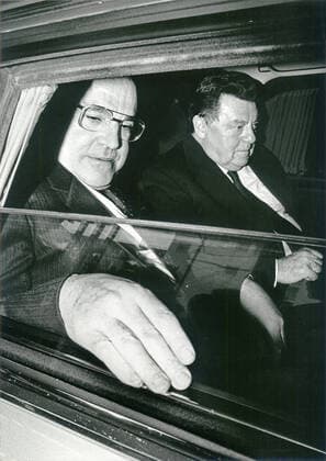 Bundeskanzler Helmut Kohl, mit Ministerpräsident Franz Josef Strauß, Würzburg, Dezember 1985 DEU, Deutschland, Würzburg, Anfang Dezember 1985, Helmut Kohl, Bundeskanzler, Bundesrepublik, Geschichte, Zeitgeschichte, CDU-Vorsitzender, Franz Josef Strauss, Bayerischer Ministerpraesident, CSU-Vorsitzender, bei der Abfahrt, gemeinsam, im, Auto, Ruecksitz, nach einer Veranstaltung im Congress Centrum Wuerzburg, Maennerfreundschaft, Maennerfreunde, Feindschaft, Politik, Politiker, CDU. CSU, CDU CSU, Dienstwagen, Dienstauto, Geschichte, 1980er, 80er, Jahre, Achtziger Jahre, historisch, Zeitgeschichte, *** Chancellor Helmut Kohl, with Prime Minister Franz Josef Strauß, Wuerzburg, December 1985 DEU, Germany, Wuerzburg, beginning of December 1985,