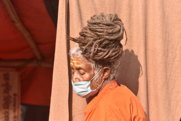 Ganga Sagar Mela Amid Covid 19 Pandemic Sadhus and pilgrims gather inside the transit camp in Kolkata for Ganga Sagar Mela. 7th January 2022, Kolkata, India Kolkata India  Copyright: xSukhomoyxSenx originalFilename: sen-notitle220107_npDZI.jpg