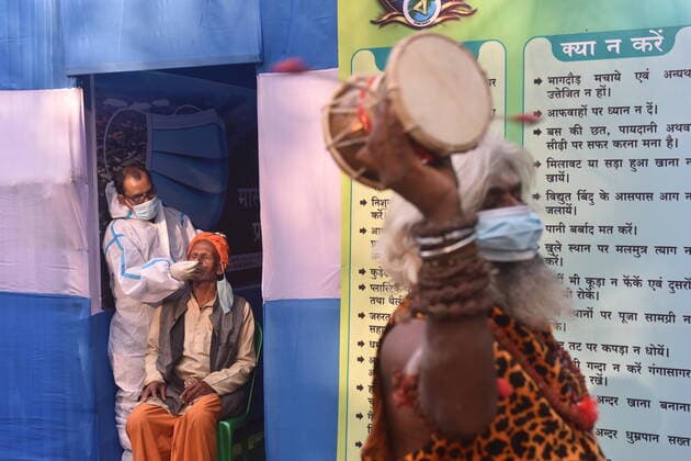 Ganga Sagar Mela Amid Covid 19 Pandemic Covid 19 testing for the pilgrims and sadhus gathered in the transit camp in Kolkata is in progress. 7th January 2022, Kolkata, India Kolkata India  Copyright: xSukhomoyxSenx originalFilename: sen-notitle220107_npcBE.jpg