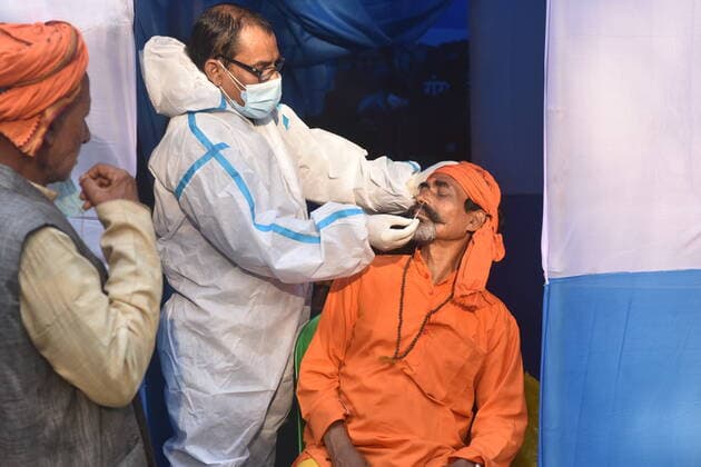 Ganga Sagar Mela Amid Covid 19 Pandemic Covid 19 testing for the pilgrims and sadhus gathered in the transit camp in Kolkata is in progress. 7th January 2022, Kolkata, India Kolkata India  Copyright: xSukhomoyxSenx originalFilename: sen-notitle220107_npxGZ.jpg
