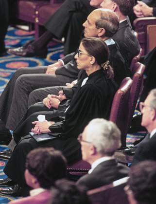 IMAGO ICONS: Ruth Bader Ginsburg Berühmte Feministinnen, Ruth Bader Ginsburg October 6, 1994, Washington, District of Columbia, USA: Associate Justice of the Supreme Court Ruth Bader Ginsburg, center, and Associate Justice of the Supreme Court Stephen G. Breyer, center top, listen as President Nelson Mandela of South Africa addresses a Joint Session of the United States Congress in Washington, DC on Thursday, October 6, 1994 Washington USA - ZUMAs152 19941006_zaa_s152_001 Copyright: xRonxSachsx