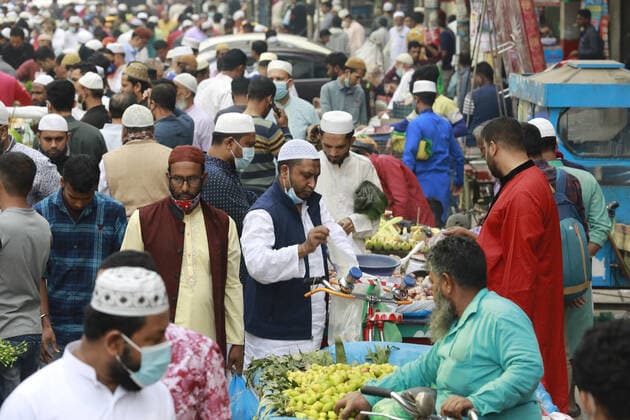 January 7, 2022, Dhaka, Bangladesh: Bangladeshi people throng a holiday market without caring for physical distancing crucial for checking coronavirus (COVID-19) spread, in Dhaka, Bangladesh, January 7, 2022. Bangladesh has reported a sharp rise in COVID-19 infections and virus-related deaths over the past week amid fears of omicron variant spreading throughout the country. Dhaka Bangladesh - ZUMAd117 20220107_zap_d117_009 Copyright: xSuvraxKantixDasx