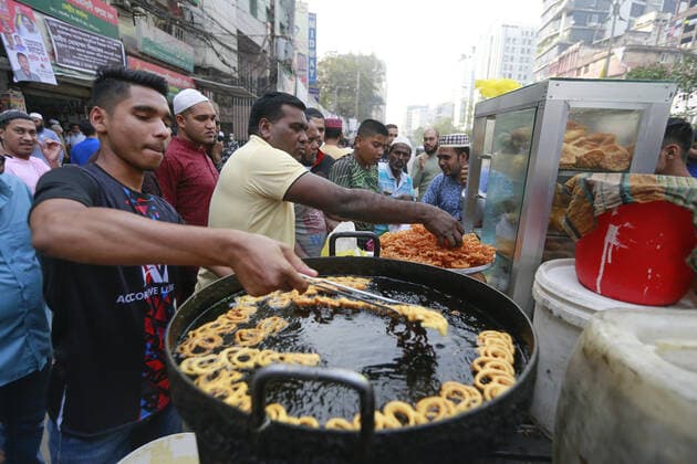 January 7, 2022, Dhaka, Bangladesh: Bangladeshi people throng a holiday market without caring for physical distancing crucial for checking coronavirus (COVID-19) spread, in Dhaka, Bangladesh, January 7, 2022. Bangladesh has reported a sharp rise in COVID-19 infections and virus-related deaths over the past week amid fears of omicron variant spreading throughout the country. Dhaka Bangladesh - ZUMAd117 20220107_zap_d117_013 Copyright: xSuvraxKantixDasx
