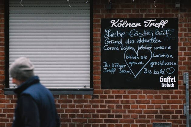 Daily Life In Cologne As Germany Tightens Corona Measure On Bars And Restaurants A man walks pass a closing club with the Closing message in city center of Cologne, Germany on January 7, 2022 as germany will tighten the coronavirus measure further on bars and restaurants. Customers must provide 2G ( recovered or fully vaccinated ) certificate , additionally a negative covid test or a boost shot certificate. Cologne Germany  Copyright: xYingxTangx originalFilename: tang-notitle220107_np1X3.jpg