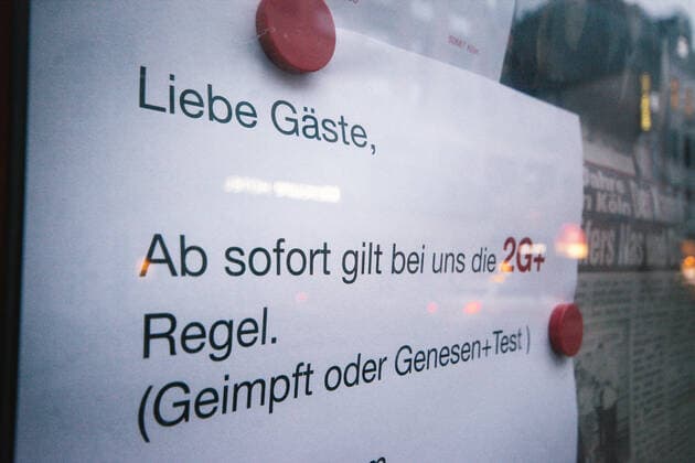 Entertainment Bilder des Tages Daily Life In Cologne As Germany Tightens Corona Measure On Bars And Restaurants Message of 2G plus message is seen on the window of a club in cologne, Germany on January 7, 2022 as germany will tighten the coronavirus measure further on bars and restaurants. Customers must provide 2G ( recovered or fully vaccinated ) certificate , additionally a negative covid test or a boost shot certificate. Cologne Germany  Copyright: xYingxTangx originalFilename: tang-notitle220107_npeg1.jpg