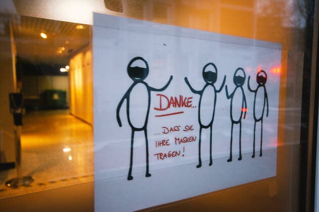 Daily Life In Cologne As Germany Tightens Corona Measure On Bars And Restaurants A drawing of mask signs is seen at the door in cologne, Germany on January 7, 2022 as germany will tighten the coronavirus measure further on bars and restaurants. Customers must provide 2G ( recovered or fully vaccinated ) certificate , additionally a negative covid test or a boost shot certificate. Cologne Germany  Copyright: xYingxTangx originalFilename: tang-notitle220107_npdDQ.jpg