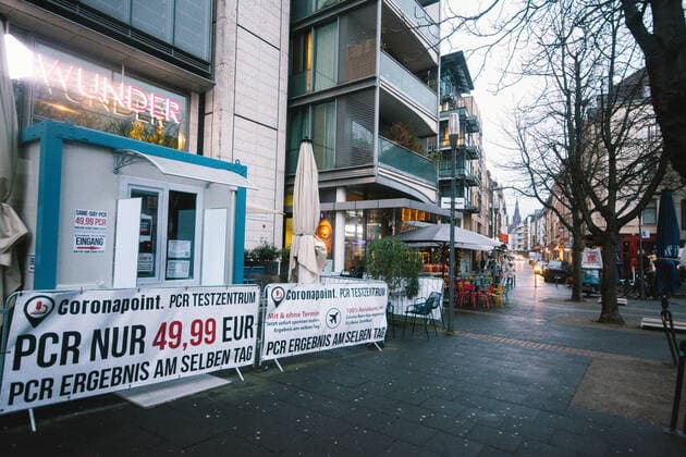 Daily Life In Cologne As Germany Tightens Corona Measure On Bars And Restaurants A coronavirus test station is built in front of a restaurant in cologne, Germany on January 7, 2022 as germany will tighten the coronavirus measure further on bars and restaurants. Customers must provide 2G ( recovered or fully vaccinated ) certificate , additionally a negative covid test or a boost shot certificate. Cologne Germany  Copyright: xYingxTangx originalFilename: tang-notitle220107_npQ0A.jpg