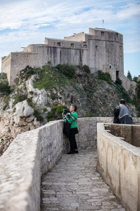 Dubrovnik coronavirus (COVID-19) pandemic A tourist looks out from a stone walls amid the coronavirus disease (COVID-19) pandemic at Croatia s UNESCO protected medieval town of Dubrovnik, Croatia on January 7, 2022. GrgoxJelavic PIXSELL