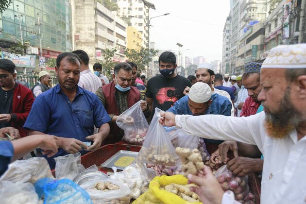 January 7, 2022, Dhaka, Bangladesh: Bangladeshi people throng a holiday market without caring for physical distancing crucial for checking coronavirus (COVID-19) spread, in Dhaka, Bangladesh, January 7, 2022. Bangladesh has reported a sharp rise in COVID-19 infections and virus-related deaths over the past week amid fears of omicron variant spreading throughout the country. Dhaka Bangladesh - ZUMAd117 20220107_zap_d117_021 Copyright: xSuvraxKantixDasx