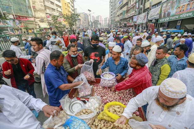 January 7, 2022, Dhaka, Bangladesh: Bangladeshi people throng a holiday market without caring for physical distancing crucial for checking coronavirus (COVID-19) spread, in Dhaka, Bangladesh, January 7, 2022. Bangladesh has reported a sharp rise in COVID-19 infections and virus-related deaths over the past week amid fears of omicron variant spreading throughout the country. Dhaka Bangladesh - ZUMAd117 20220107_zap_d117_022 Copyright: xSuvraxKantixDasx