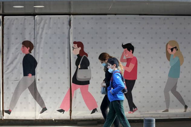 (220107) -- BEIRUT, Jan. 7, 2022 -- People wearing face masks walk on a street in Beirut, Lebanon, on Jan. 7, 2022. Lebanon on Friday registered 7,974 new COVID-19 cases, raising the total number of infections to 761,853, the Health Ministry reported. ) LEBANON-BEIRUT-COVID-19-CASES BilalxJawich 