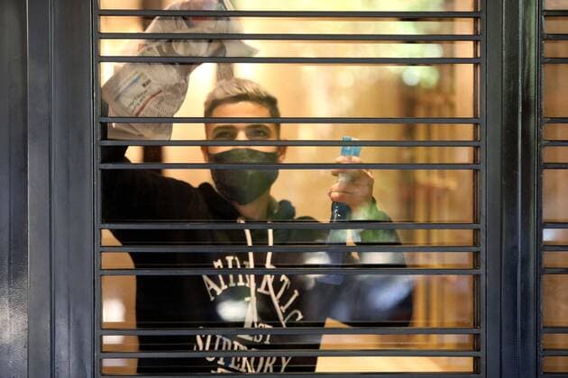 (220107) -- BEIRUT, Jan. 7, 2022 -- A man wearing a face mask cleans a window in Beirut, Lebanon, on Jan. 7, 2022. Lebanon on Friday registered 7,974 new COVID-19 cases, raising the total number of infections to 761,853, the Health Ministry reported. ) LEBANON-BEIRUT-COVID-19-CASES BilalxJawich 