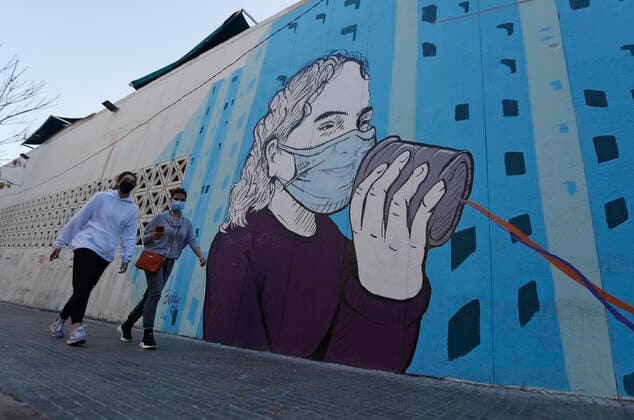 (220107) -- BEIRUT, Jan. 7, 2022 -- People wearing face masks walk past a mural in Beirut, Lebanon, on Jan. 7, 2022. Lebanon on Friday registered 7,974 new COVID-19 cases, raising the total number of infections to 761,853, the Health Ministry reported. ) LEBANON-BEIRUT-COVID-19-CASES BilalxJawich 