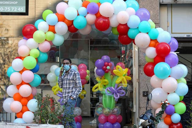 (220107) -- BEIRUT, Jan. 7, 2022 -- A man wearing a face mask is seen in front of decorations in Beirut, Lebanon, on Jan. 7, 2022. Lebanon on Friday registered 7,974 new COVID-19 cases, raising the total number of infections to 761,853, the Health Ministry reported. ) LEBANON-BEIRUT-COVID-19-CASES BilalxJawich 