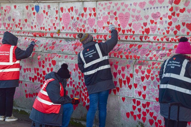 News Bilder des Tages News Bilder des Tages January 7, 2022, London, United Kingdom: Volunteers repaint the hearts on the National Covid Memorial Wall. ?.Volunteers, many of whom have lost family members to coronavirus, are repainting some of the red hearts which have faded over time. Over 150,000 hearts have been painted to date on the wall outside St Thomas Hospital opposite the Houses of Parliament, one for each life lost to COVID-19. London United Kingdom - ZUMAs197 20220107_zaa_s197_041 Copyright: xVukxValcicx
