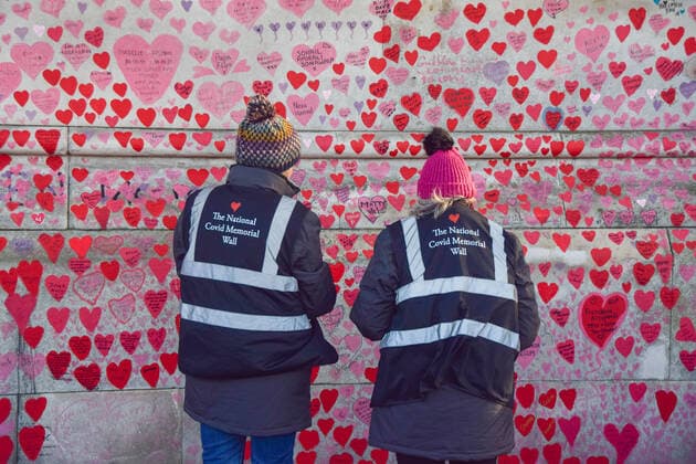 January 7, 2022, London, United Kingdom: Volunteers repaint the hearts on the National Covid Memorial Wall. ?.Volunteers, many of whom have lost family members to coronavirus, are repainting some of the red hearts which have faded over time. Over 150,000 hearts have been painted to date on the wall outside St Thomas Hospital opposite the Houses of Parliament, one for each life lost to COVID-19. London United Kingdom - ZUMAs197 20220107_zaa_s197_044 Copyright: xVukxValcicx