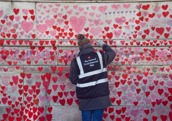 January 7, 2022, London, United Kingdom: A volunteer repaints the hearts on the National Covid Memorial Wall. ?.Volunteers, many of whom have lost family members to coronavirus, are repainting some of the red hearts which have faded over time. Over 150,000 hearts have been painted to date on the wall outside St Thomas Hospital opposite the Houses of Parliament, one for each life lost to COVID-19. London United Kingdom - ZUMAs197 20220107_zaa_s197_045 Copyright: xVukxValcicx