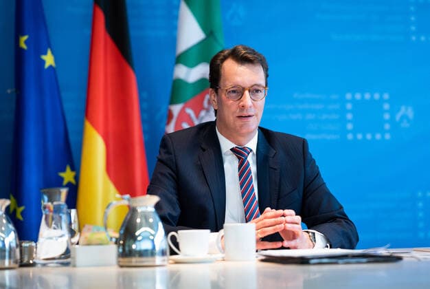Consultations between the federal and state governments on corona measures Hendrik Wüst CDU , Minister President of North Rhine-Westphalia and Chairman of the Minister Presidents Conference MPK , takes part in the video conference of the heads of gover Poolfoto dpa ,EDITORIAL USE ONLY