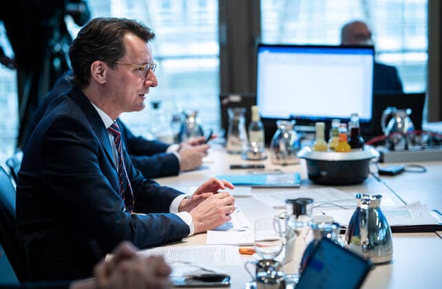 Consultations between the federal and state governments on corona measures Hendrik Wüst CDU , Minister President of North Rhine-Westphalia and Chairman of the Minister Presidents Conference MPK , takes part in the video conference of the heads of gover Poolfoto dpa ,EDITORIAL USE ONLY