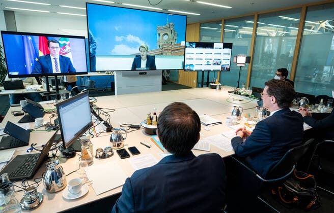 Federal and state government consultations on corona measures Hendrik Wüst CDU, r , Minister President of North Rhine-Westphalia and Chairman Poolfoto dpa ,EDITORIAL USE ONLY