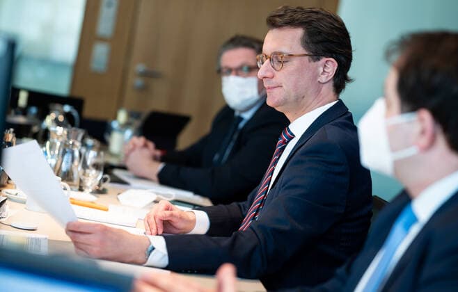 Consultations between the federal and state governments on corona measures Hendrik Wüst CDU , Minister President of North Rhine-Westphalia and Chairman of the Minister Presidents Conference MPK , takes part in the video conference of the heads of gover Poolfoto dpa ,EDITORIAL USE ONLY