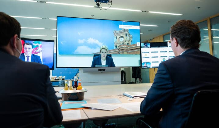 Federal and state government consultations on corona measures Hendrik Wüst CDU, r , Minister President of North Rhine-Westphalia and Chairman Poolfoto dpa ,EDITORIAL USE ONLY