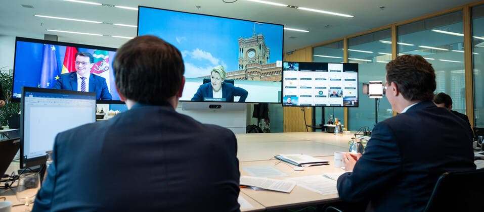 Federal and state government consultations on corona measures Hendrik Wüst CDU, r , Minister President of North Rhine-Westphalia and Chairman Poolfoto dpa ,EDITORIAL USE ONLY