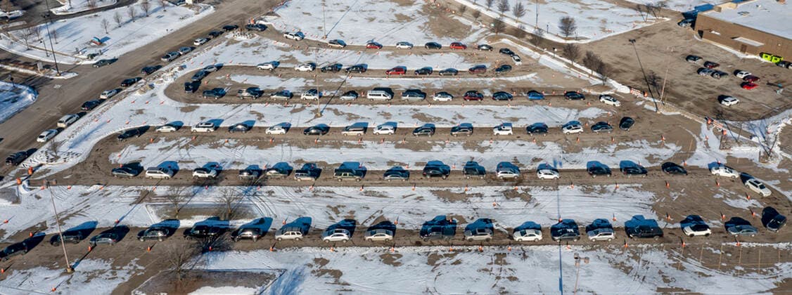 News Bilder des Tages January 7, 2022, Sterling Heights, Michigan, USA: Sterling Heights, Michigan USA - 7 January 2022 - Cars wait in long lines for drive-thru covid-19 testing. Demand for testing has grown because of the highly-contagious Omicron variant. Sterling Heights USA - ZUMAw66_ 20220107_zaf_w66_001 Copyright: xJimxWestx