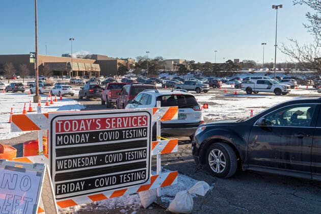 January 7, 2022, Sterling Heights, Michigan, USA: Sterling Heights, Michigan USA - 7 January 2022 - Cars wait in long lines for drive-thru covid-19 testing. Demand for testing has grown because of the highly-contagious Omicron variant. Sterling Heights USA - ZUMAw66_ 20220107_zaf_w66_003 Copyright: xJimxWestx