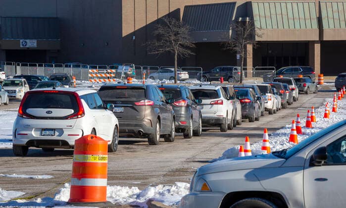 January 7, 2022, Sterling Heights, Michigan, USA: Sterling Heights, Michigan USA - 7 January 2022 - Cars wait in long lines for drive-thru covid-19 testing. Demand for testing has grown because of the highly-contagious Omicron variant. Sterling Heights USA - ZUMAw66_ 20220107_zaf_w66_004 Copyright: xJimxWestx