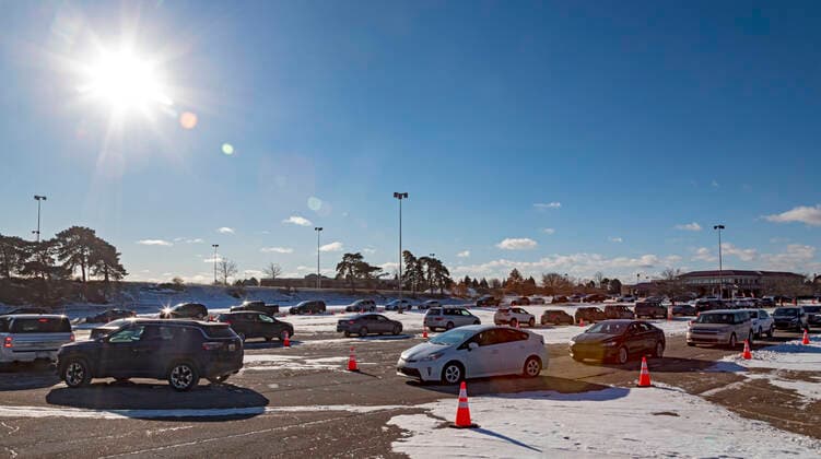 January 7, 2022, Sterling Heights, Michigan, USA: Sterling Heights, Michigan USA - 7 January 2022 - Cars wait in long lines for drive-thru covid-19 testing. Demand for testing has grown because of the highly-contagious Omicron variant. Sterling Heights USA - ZUMAw66_ 20220107_zaf_w66_005 Copyright: xJimxWestx