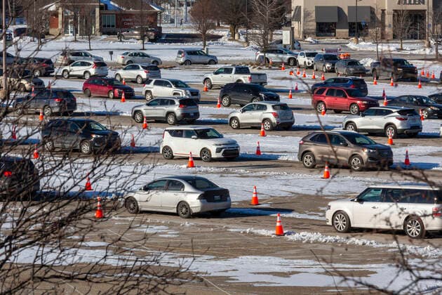 January 7, 2022, Sterling Heights, Michigan, USA: Sterling Heights, Michigan USA - 7 January 2022 - Cars wait in long lines for drive-thru covid-19 testing. Demand for testing has grown because of the highly-contagious Omicron variant. Sterling Heights USA - ZUMAw66_ 20220107_zaf_w66_006 Copyright: xJimxWestx