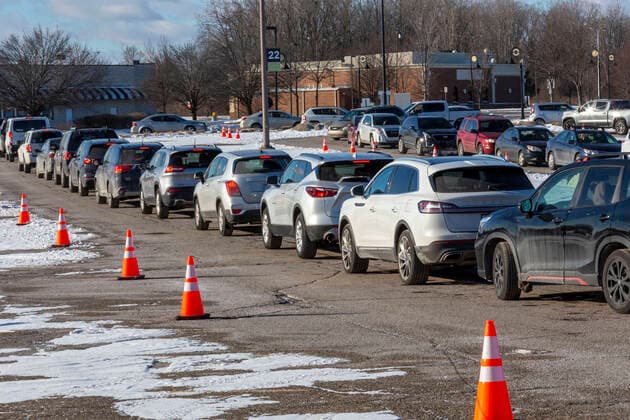January 7, 2022, Sterling Heights, Michigan, USA: Sterling Heights, Michigan USA - 7 January 2022 - Cars wait in long lines for drive-thru covid-19 testing. Demand for testing has grown because of the highly-contagious Omicron variant. Sterling Heights USA - ZUMAw66_ 20220107_zaf_w66_007 Copyright: xJimxWestx