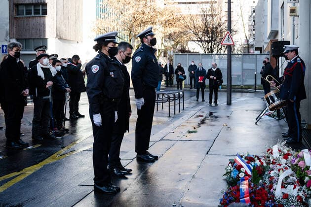 Bilder des Jahres 2022, News 01 Januar News Themen der Woche KW01 News Bilder des Tages French Interior Minister Gerald Darmanin during a homage outside Charlie Hebdo s former offices on January 7, 2022 in Paris, France, the ceremony marking the seven anniversary of the jihadist attack of the satirical magazine that killed 12 people. NEWS: CommÃ moration des attentats de janvier 2015 - Paris - 07 02 2021 Pool Panoramic 