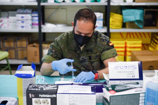 (220108) -- SEVILLE, Jan. 8, 2022 -- A military personnel works at a vaccination point in Seville University in Seville, Spain, on Jan. 7, 2022. The Spanish Ministry of Health registered 242,440 new cases of the virus from Wednesday to Friday, taking the total number of infections to 7,164,906 in Spain since the start of the pandemic. The Defense Ministry military continue to supply personnel to help with contact tracing and vaccination. (Photo by Xinhua) SPAIN-COVID-19-CASES GustavoxValiente 