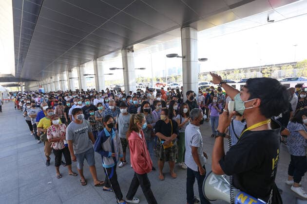 January 8, 2022, Bangkok, Thailand: Health officials are explaining to Thais and travelers the procedure for vaccinating Bootser. Bangkok Thailand - ZUMAs197 20220108_zaa_s197_020 Copyright: xAdisornxChabsungnoenx