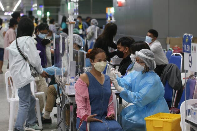 January 8, 2022, Bangkok, Thailand: Health workers inoculate people with a dose of the Pfizer Covid-19 coronavirus vaccine booster shot at Central Vaccination Center in Bangkok. Bangkok Thailand - ZUMAs197 20220108_zaa_s197_022 Copyright: xAdisornxChabsungnoenx